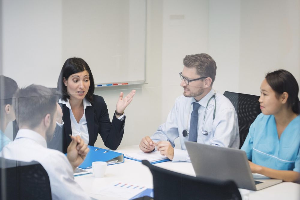 Personal médico y administrativo en una sesión de trabajo