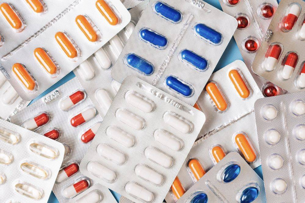Medicamentos en cápsulas y tabletas en sus empaques